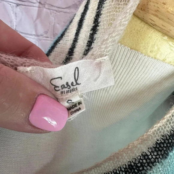 Boutique easel Sweater with raw hem size small - Picture 5 of 7